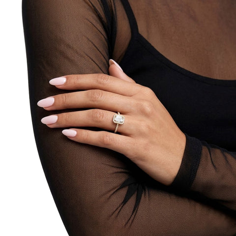 A852 - Oro 14K - Diamante Lab - Corte Esmeralda con Halo y Pave