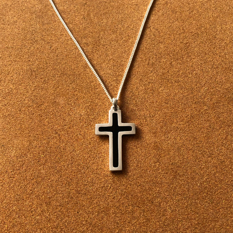 Collar de cruz de plata